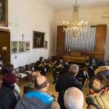 Abbandoniamo ora il vano ed entriamo nel raffinato salone dei ricevimenti, dove � in corso l'esibizione di un trio di chitarristi